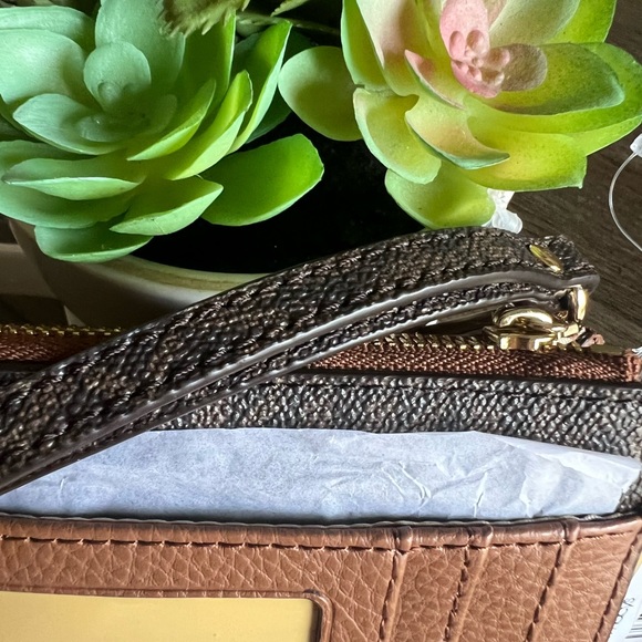 MICHAEL KORS Wristlet - Picture 11 of 11